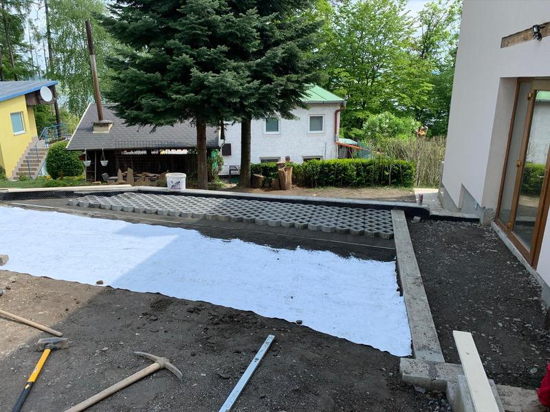 Pokládka chodníkov a vonkajších dlažieb Pred/Po